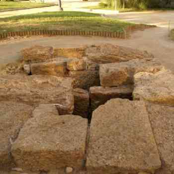 NECROPOLIS DE GADIR (Cadiz).Tumbas de cistas de piedra ostionera