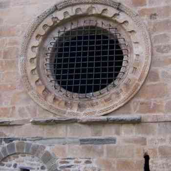 Santa María de Carracedo. Óculo del oratorio medieval.