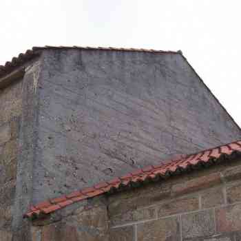 Muro de hormigón en el ábside de la antigua parroquia de Santa María de Rutis, alias Vilaboa, en Culleredo (Coruña).