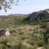 dolmen Huerta de las Monjas y vista del poblamiento cercano(derecha), Valencia de Alcántara (Cáceres)