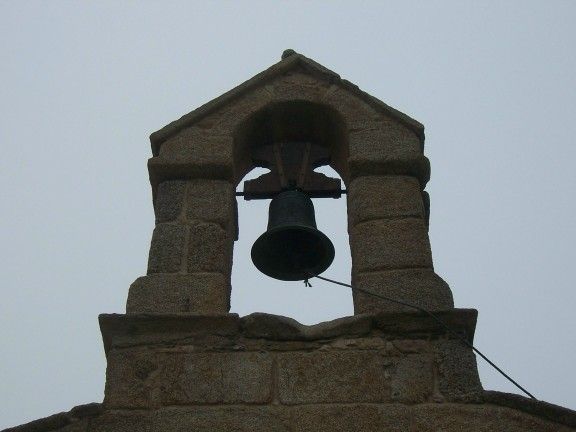 Detalle de la alcoba y campana situada sobre el ábside de san tirso de oseiro (arteixo). coruña.