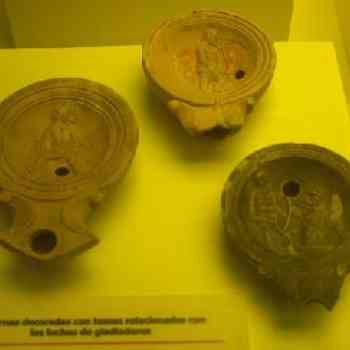 Click para ampliar. Pulsa en el nombre para ver la ficha. Cádiz: lucernas con gladiadores