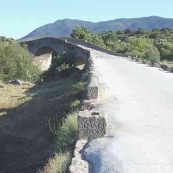 Click para ampliar. Pulsa en el nombre para ver la ficha. Vista del acceso norte del puente de Valsordo, con inscripción en primer plano.