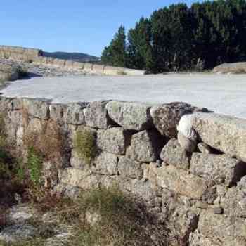 Click para ampliar. Pulsa en el nombre para ver la ficha. Valsordo: detalle de la ¿restauración? cubriendo con cemento las piedras.