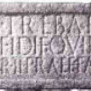 Click para ampliar. Pulsa en el nombre para ver la ficha. Dintel de granito del templete en el portico del foro de Cáparra