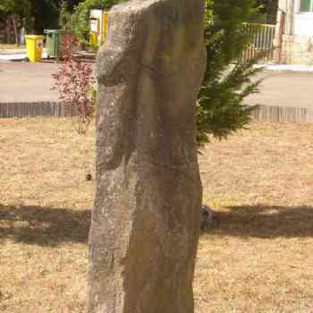  MENHIR O ESTELA?
 Parte porterior