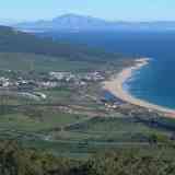 Click para ampliar. Vista general  de  Bolonia. Ruinas  de Baelo Claudia y a  lo  lejos Tarifa y las montañas  de  Africa.