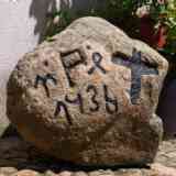 Click para ampliar. Piedra perteneciente  a  algun  enterramiento, encOntrada en la  dehesa de