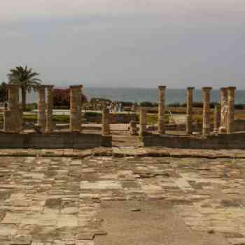Click para ampliar. Pulsa en el nombre para ver la ficha. BAELO CLAUDIA (Cadiz).Vista del foro con la Basilica al fondo