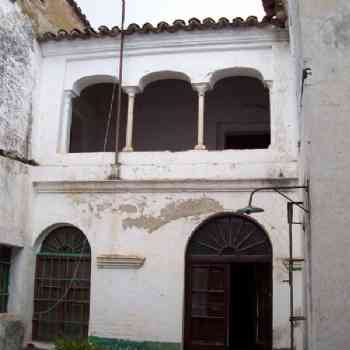 Click para ampliar. Pulsa en el nombre para ver la ficha. Patio de la casa donde se encuentra la noria