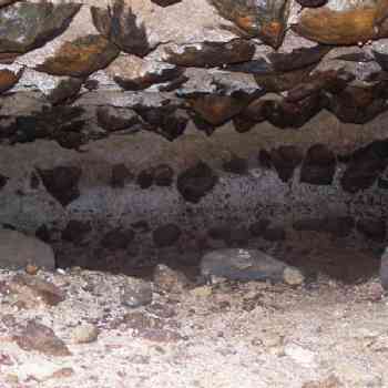 Canalizo al que se accede a través de un agujero en una pared de la noria