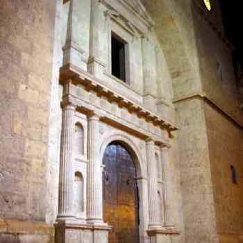 Click para ampliar. Pulsa en el nombre para ver la ficha. Portada herreriana de la iglesia de la Asunción Ayora