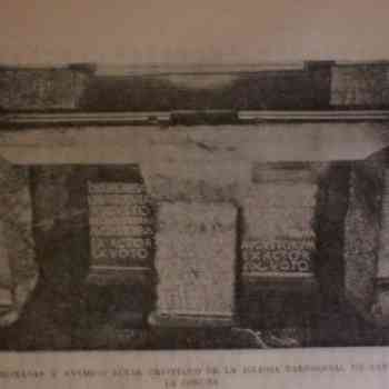 Click para ampliar. Pulsa en el nombre para ver la ficha. Ara, pedestales de estatua de factura romanas y altar románico en la iglesia parroquial de Santiago de La Coruña.