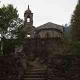 Fachada telón con campanario barroco y ábside de la capilla de Santa Isabel en San Xoán de Caaveiro. A Capela (Coruña).