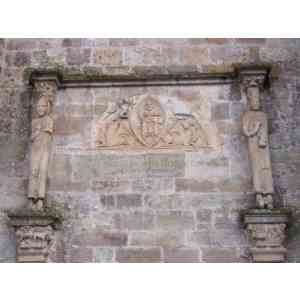 Santa María de Carracedo. Estatuas-columnas del abad Florencio y Alfonso VII.