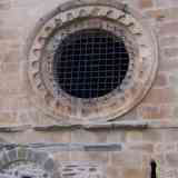 Click para ampliar. Santa María de Carracedo. Óculo del oratorio medieval.