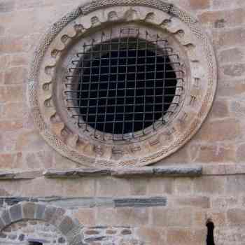 Click para ampliar. Pulsa en el nombre para ver la ficha. Santa María de Carracedo. Óculo del oratorio medieval.