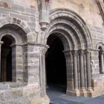 Click para ampliar. Pulsa en el nombre para ver la ficha. Santa María de Carracedo (León). Exterior de la sala capitular.