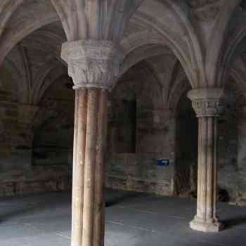 Click para ampliar. Pulsa en el nombre para ver la ficha. Santa María de Carracedo (León). Interior de la sala capitular.