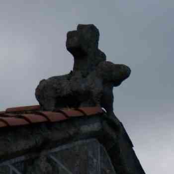 Click para ampliar. Pulsa en el nombre para ver la ficha. Acrótera de la antigua parroquial de Santa María de Rutis, hoy conocida como capilla da Laxe, en Culleredo (Coruña).