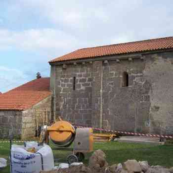 Click para ampliar. Pulsa en el nombre para ver la ficha. Lateral de la antigua parroquia de Santa María de Rutis, hoy conocida como capilla da Laxe, en Culleredo (Coruña).