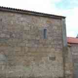 Click para ampliar. Muro lateral de la antigua iglesia parroquial de Santa María de Rutis, alias Vilaboa, hoy conocida como capilla da Laxe, en Culleredo (Coruña).
