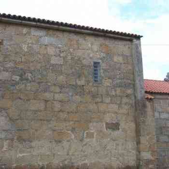 Click para ampliar. Pulsa en el nombre para ver la ficha. Muro lateral de la antigua iglesia parroquial de Santa María de Rutis, alias Vilaboa, hoy conocida como capilla da Laxe, en Culleredo (Coruña).