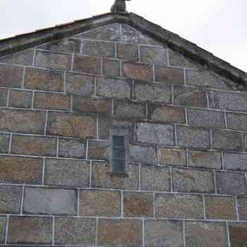 Click para ampliar. Pulsa en el nombre para ver la ficha. 
Sacristía de la antigua iglesia parroquial de Santa María de Rutis, alias Vilaboa, hoy conocida como capilla da Laxe, en Culleredo (Coruña).