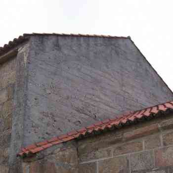 Click para ampliar. Pulsa en el nombre para ver la ficha. Muro de hormigón en el ábside de la antigua parroquia de Santa María de Rutis, alias Vilaboa, en Culleredo (Coruña).