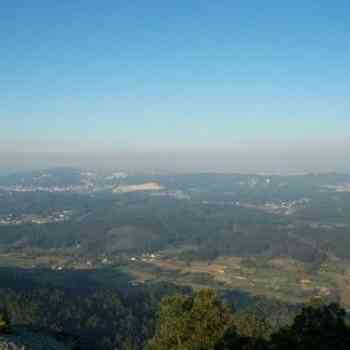Click para ampliar. Pulsa en el nombre para ver la ficha. Vista del valle de Farum Brigantium con La Coruña al fondo desde las alturas de Santa Locaia en el concello de Arteixo (Coruña).