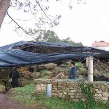 Click para ampliar. Pulsa en el nombre para ver la ficha. Dolmen de Dombate, (protegido) con un toldo de plásticos.