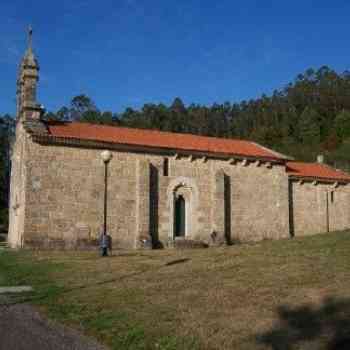 Click para ampliar. Pulsa en el nombre para ver la ficha. Vista lateral de la iglesia de San Román das Encrobas en Cerceda (Coruña), trasladada desde su emplazamiento original al que ocupa ahora por necesidades de una explotación minera.