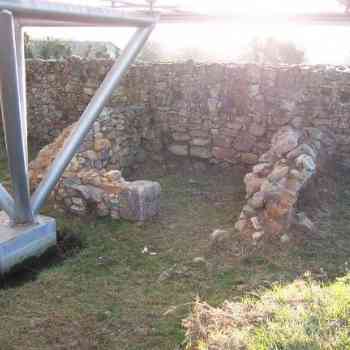 Click para ampliar. Pulsa en el nombre para ver la ficha. Estancia adosada a la muralla del Campamento de Ciadella empleada como lugar de culto. Sobrado (Coruña)