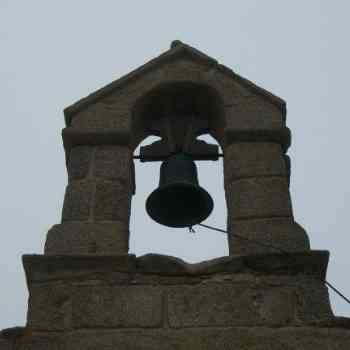 Click para ampliar. Pulsa en el nombre para ver la ficha. Detalle de la alcoba y campana situada sobre el ábside de San Tirso de Oseiro (Arteixo). Coruña.