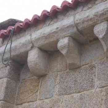 Click para ampliar. Pulsa en el nombre para ver la ficha. Detalle de cancillos en el ábside de San Tirso de Oseiro (Arteixo). Coruña.