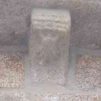 Click para ampliar. Pulsa en el nombre para ver la ficha. Canecillo con relieve de venera en San Tirso de Oseiro (Arteixo). Coruña.