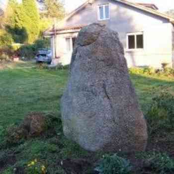 Click para ampliar. Pulsa en el nombre para ver la ficha. Piedra apuntada que adorna una finca en Santa Locaia, Concello de Arteixo (Coruña).