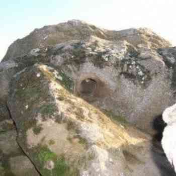 Click para ampliar. Pulsa en el nombre para ver la ficha. Piedra perforada en las inmediaciones de Otero de Sariegos (Zamora).