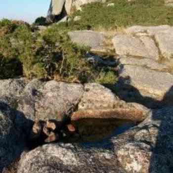 Click para ampliar. Pulsa en el nombre para ver la ficha. Cavidad granítica ovalada en las alturas del Coto de Santa Locaia, Concello de Arteixo (Coruña).
