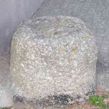 Click para ampliar. Pulsa en el nombre para ver la ficha. ¿Rodaja de columna o fragmento de miliario? Esquina de una vivienda tradicional en Santa María del Temple, Concello de Cambre (Coruña).