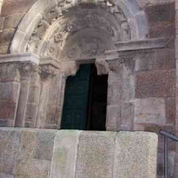 Click para ampliar. Pulsa en el nombre para ver la ficha. Portada lateral en la iglesia de Santiago de La Coruña.