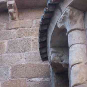 Click para ampliar. Pulsa en el nombre para ver la ficha. Canecillo en ábside de la iglesia de Santiago de La Coruña.