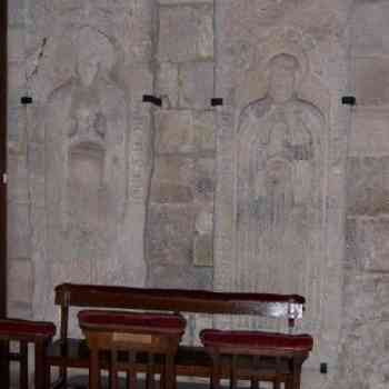 Click para ampliar. Pulsa en el nombre para ver la ficha. Laudas sepulcrales en la iglesia de Santiago de La Coruña.