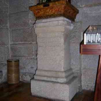 Click para ampliar. Pulsa en el nombre para ver la ficha. Base de estatua romana usada con anterioridad como pie de altar cristiano en Santiago de La Coruña.