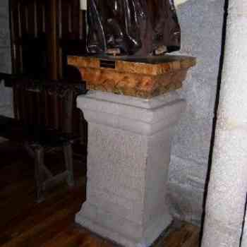 Base de estatua romana, usada con anterioridad como pie de altar en Santiago de La Coruña.