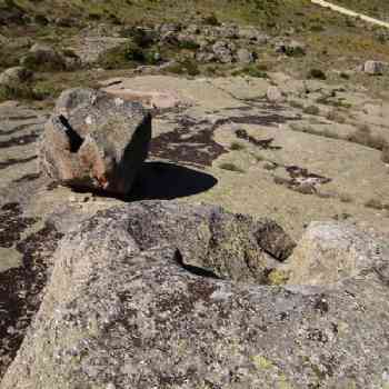 Click para ampliar. Pulsa en el nombre para ver la ficha. Ulaca - Conjunto Lítico - Elemento 1 y pileta en elemento 2 - Desde arriba.