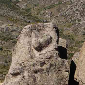 Click para ampliar. Pulsa en el nombre para ver la ficha. Ulaca - Conjunto Lítico - Elemento 2 - Detalle con cruz