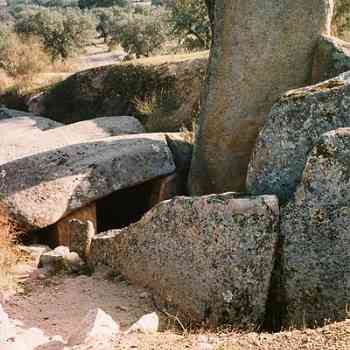 Click para ampliar. Pulsa en el nombre para ver la ficha. Dolmen del Lácara. Vista parcial