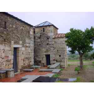 Vista lateral Santa Lucía del Trampal (Alcuéscar).