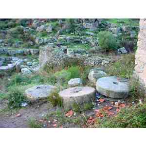 Click para ampliar. Pulsa en el nombre para ver la ficha. Piedras de molino de agua.  Arroyomolinos.
